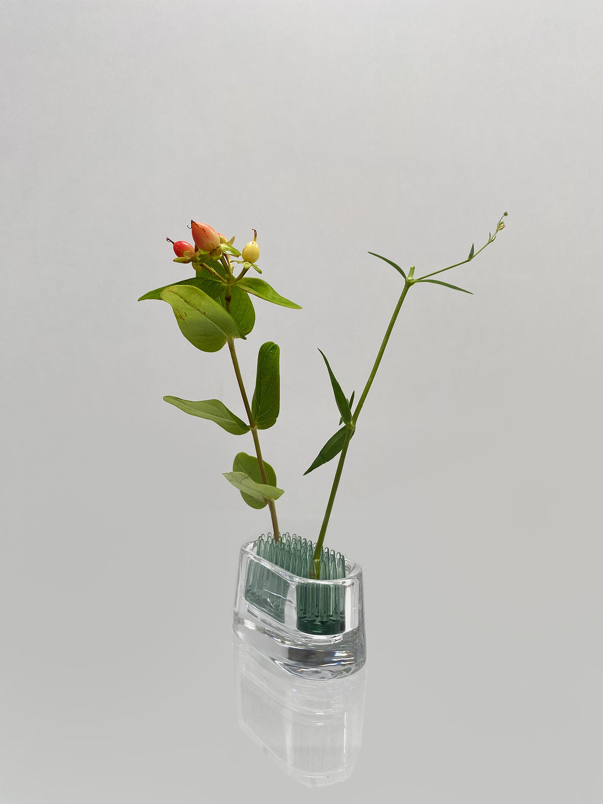 Michi-Kusa Oval Green by Fumiaki Kono, small oval glass vase with flower and twigs