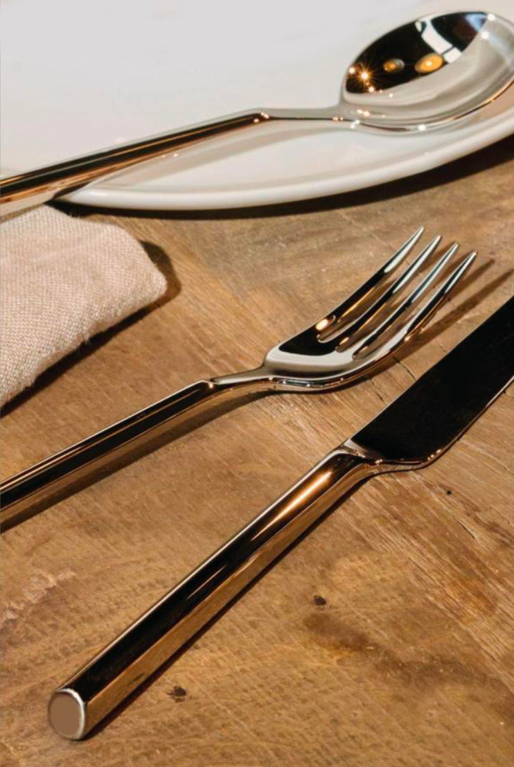 Clivo tafel vork van Alessi naast bijpassend mes, detail van de steel.