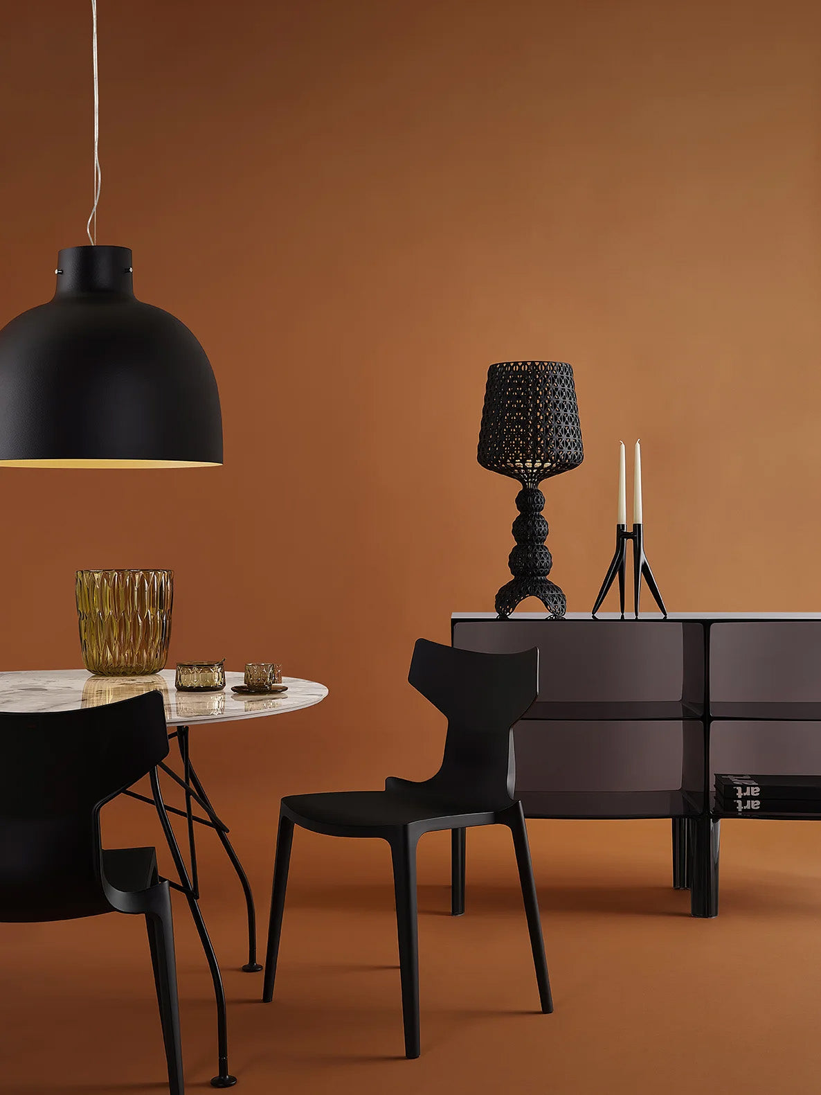 Zwarte Abbracciaio kandelaar van Kartell als sfeeraccessoire in een interieur