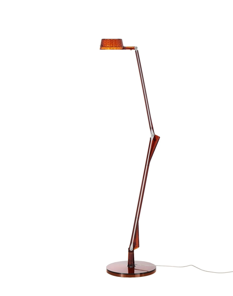 Zijaanzicht van de Aledin Dec bureaulamp in amber, met gefacetteerde kop.