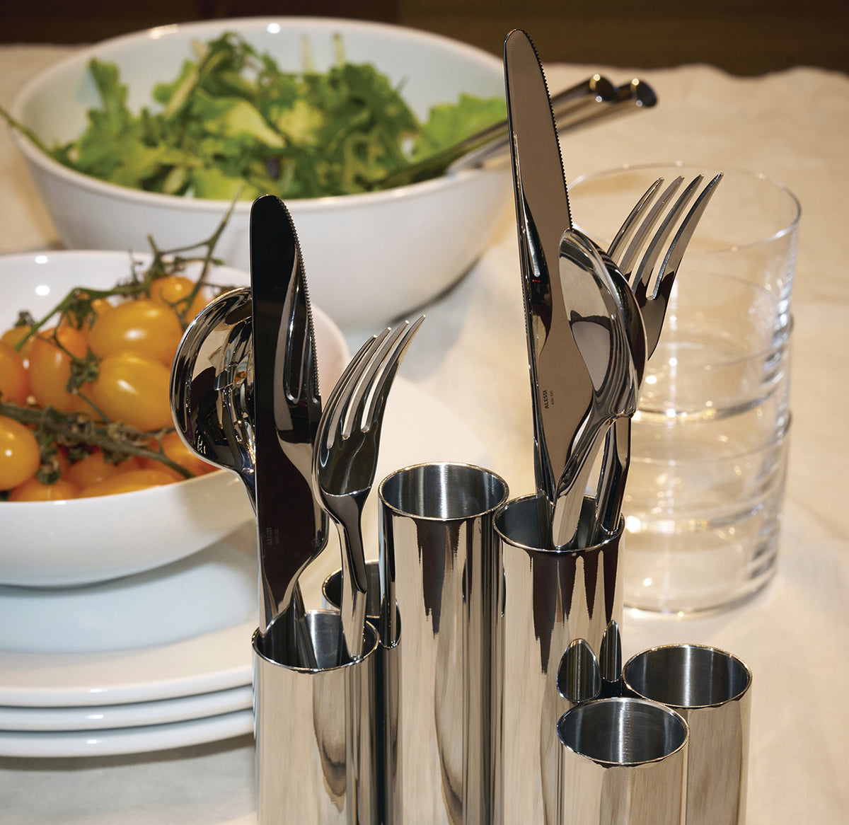 Detail van de Alessi Canale bestekhouder met bestek, close-up