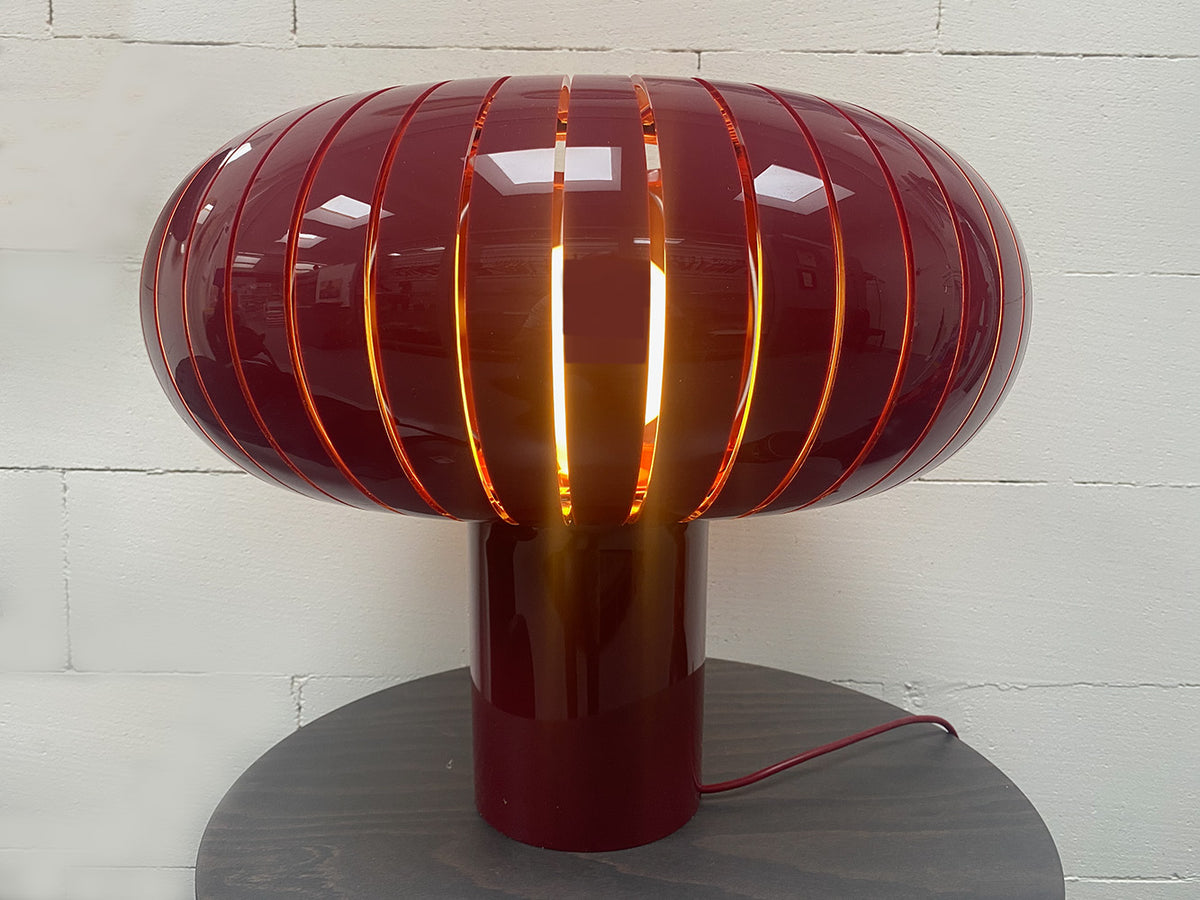 Kartell Teresa tafellamp in bordeaux, brandende bol-lamp zichtbaar
