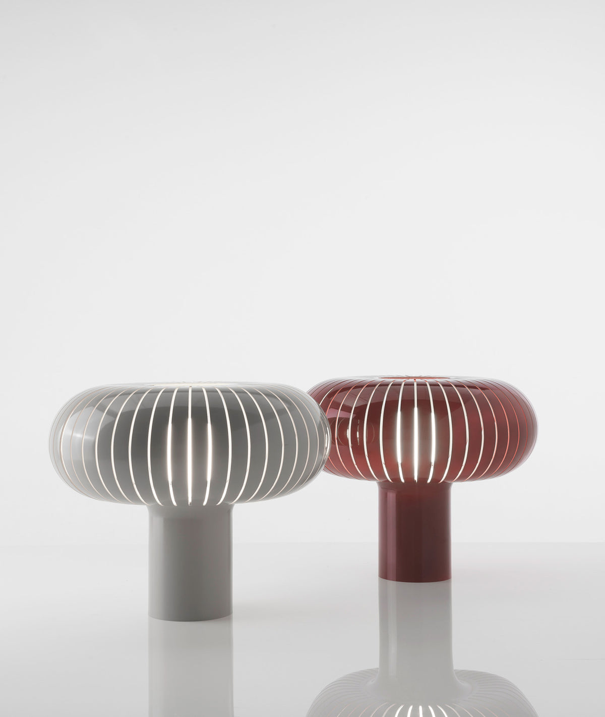 Teresa tafellamp van Kartell in grijs en bordeaux naast elkaar, ontwerp Ferruccio Laviani