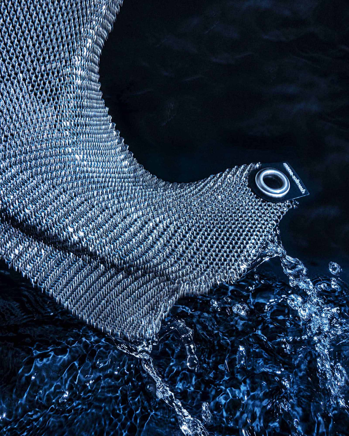 Detail van de roestvrijstalen ringen van de Mono Softmesh reinigingsdoek, met water