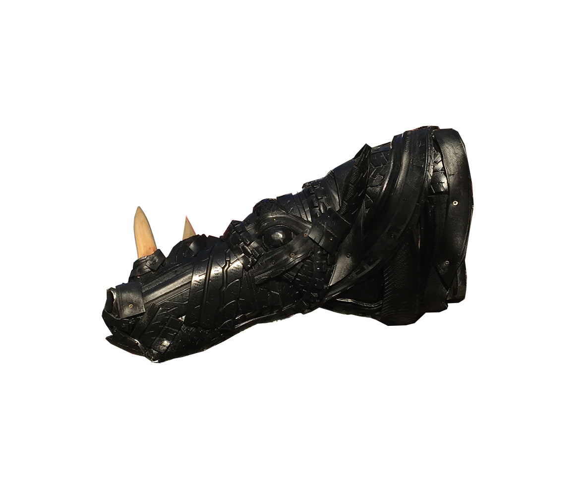 Rubberen neushoorn wandtrofee van Upcyclemo, zijaanzicht in zwart