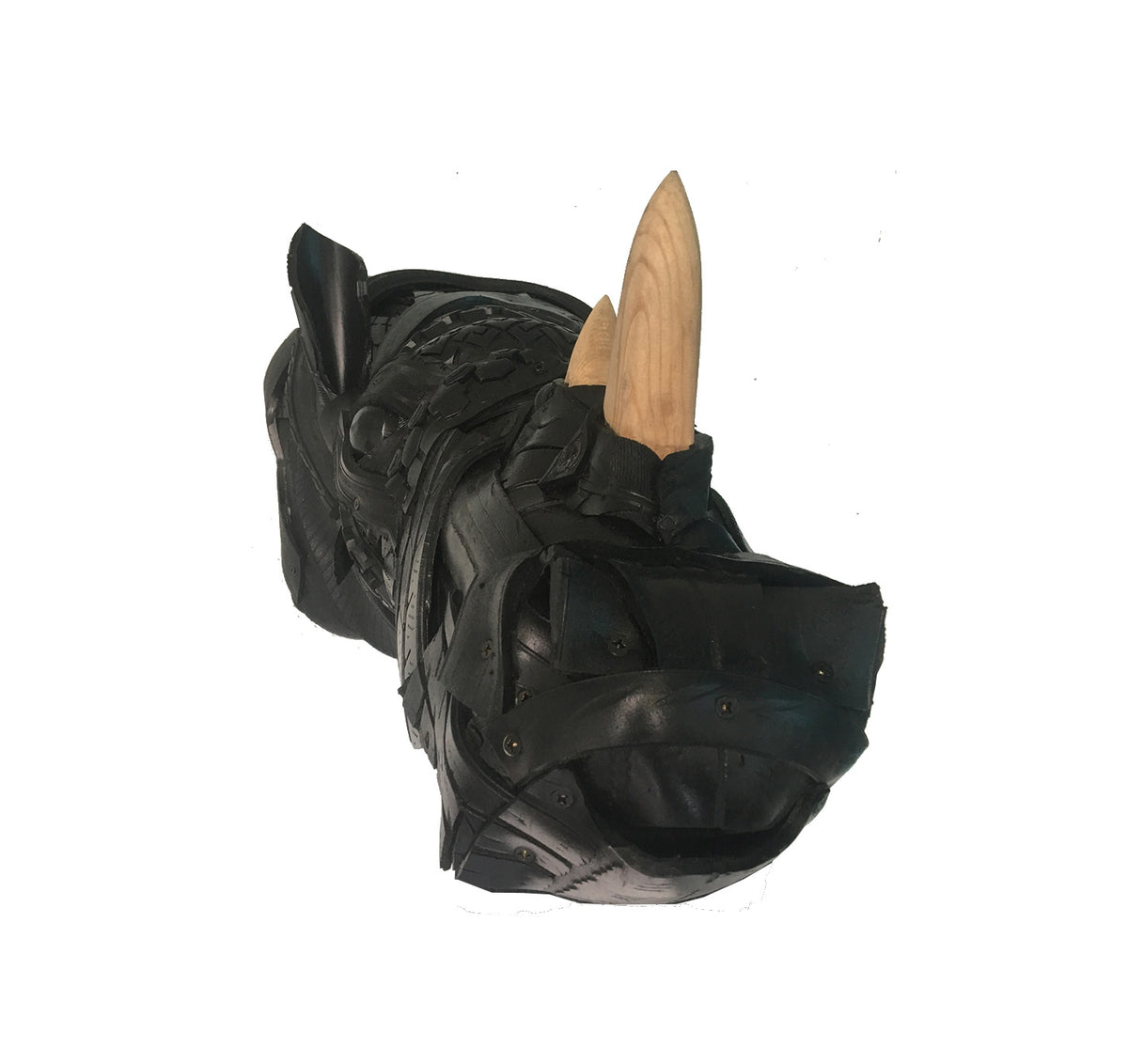 Rubberen neushoorn wandtrofee van Upcyclemo, vooraanzicht, uit gelimiteerde serie