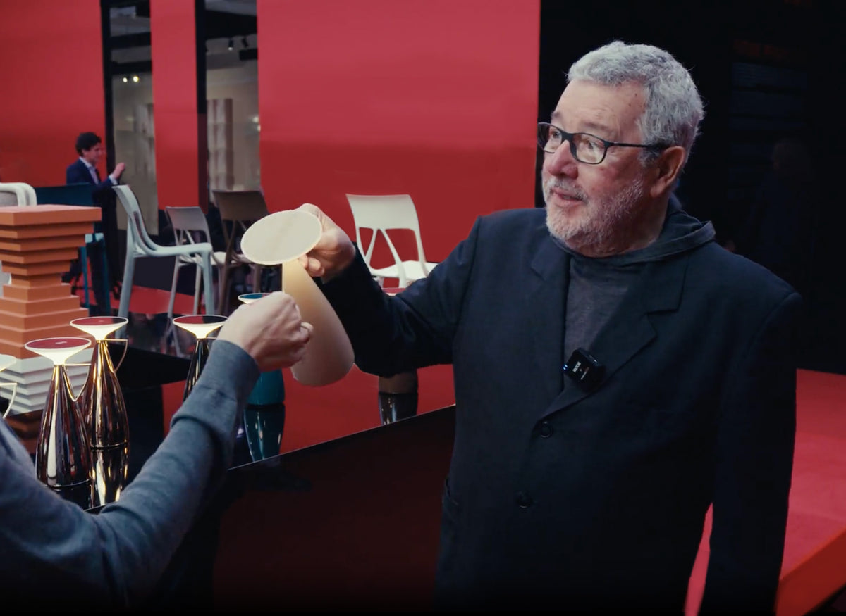 Philippe Starck toont de Kartell Camomille tafellamp met licht