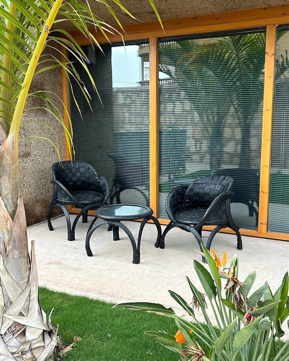 Garden set made of recycled tyres: two chairs without cushion and table with glass top