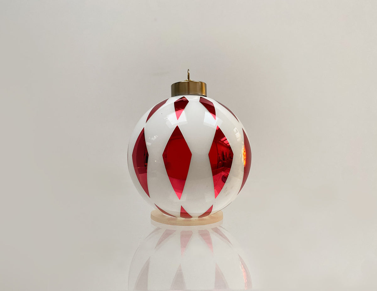 Glazen Delight kerstbal van Alessi op standaard, wit met rood ruitmotief