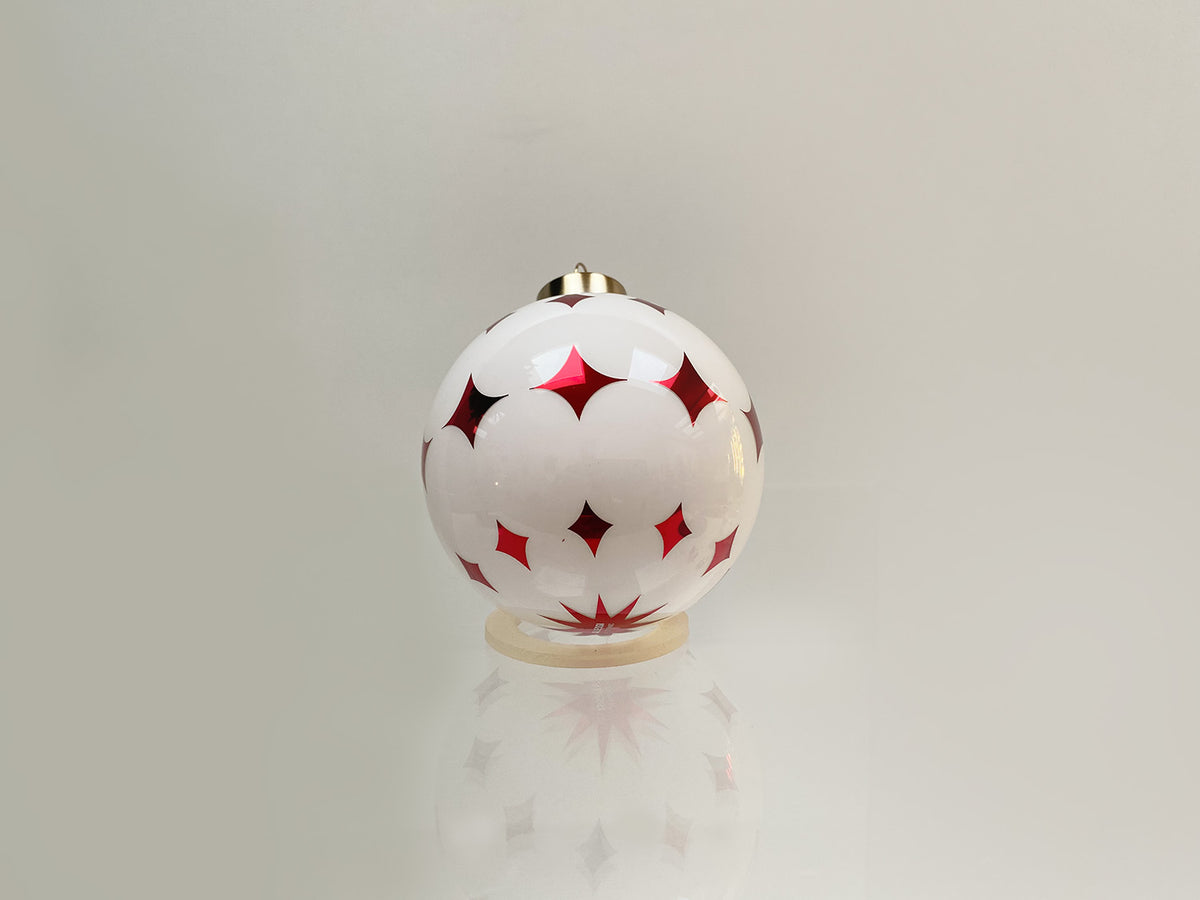 Delight kerstbal van Alessi op standaard, glazen bol met rood-wit sterpatroon, vooraanzicht