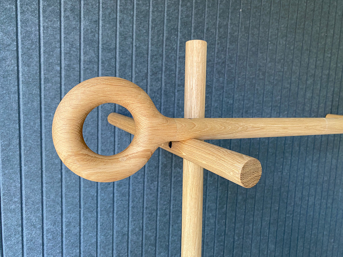 Detail van de ronde houten knoop van de Professor eiken kapstok