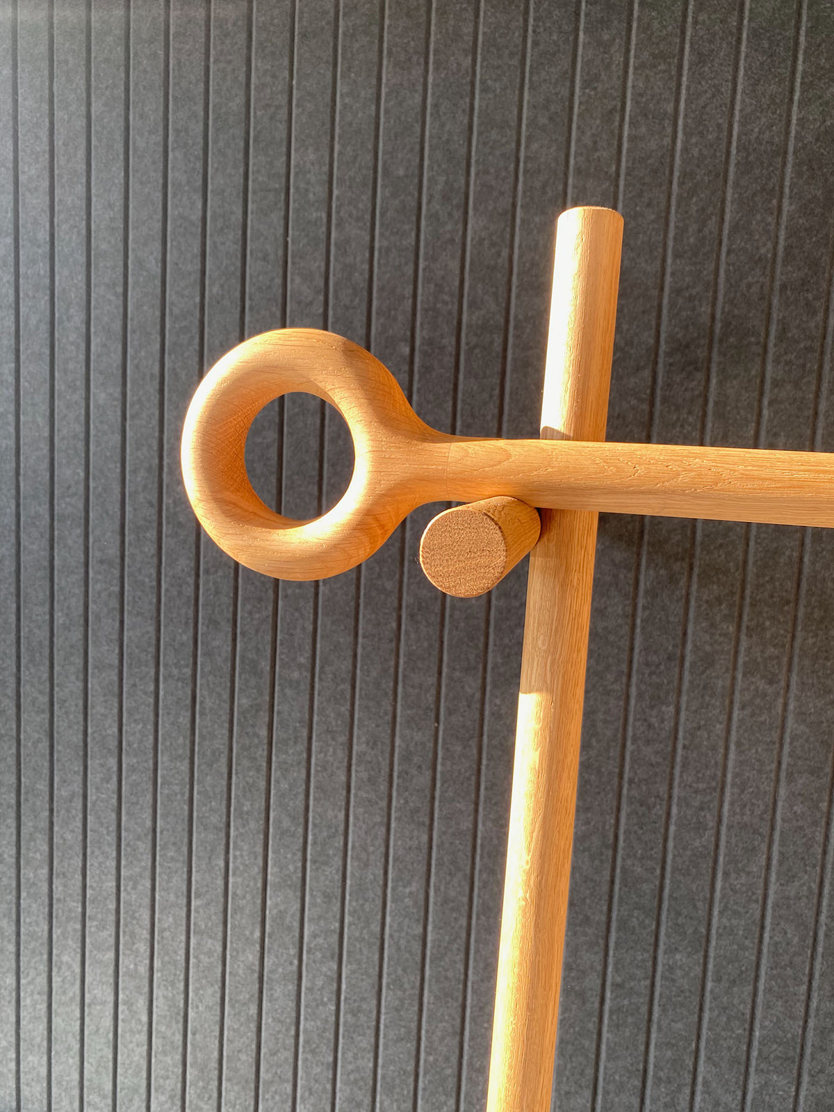 Close-up van de ringverbinding van de Professor eiken kapstok