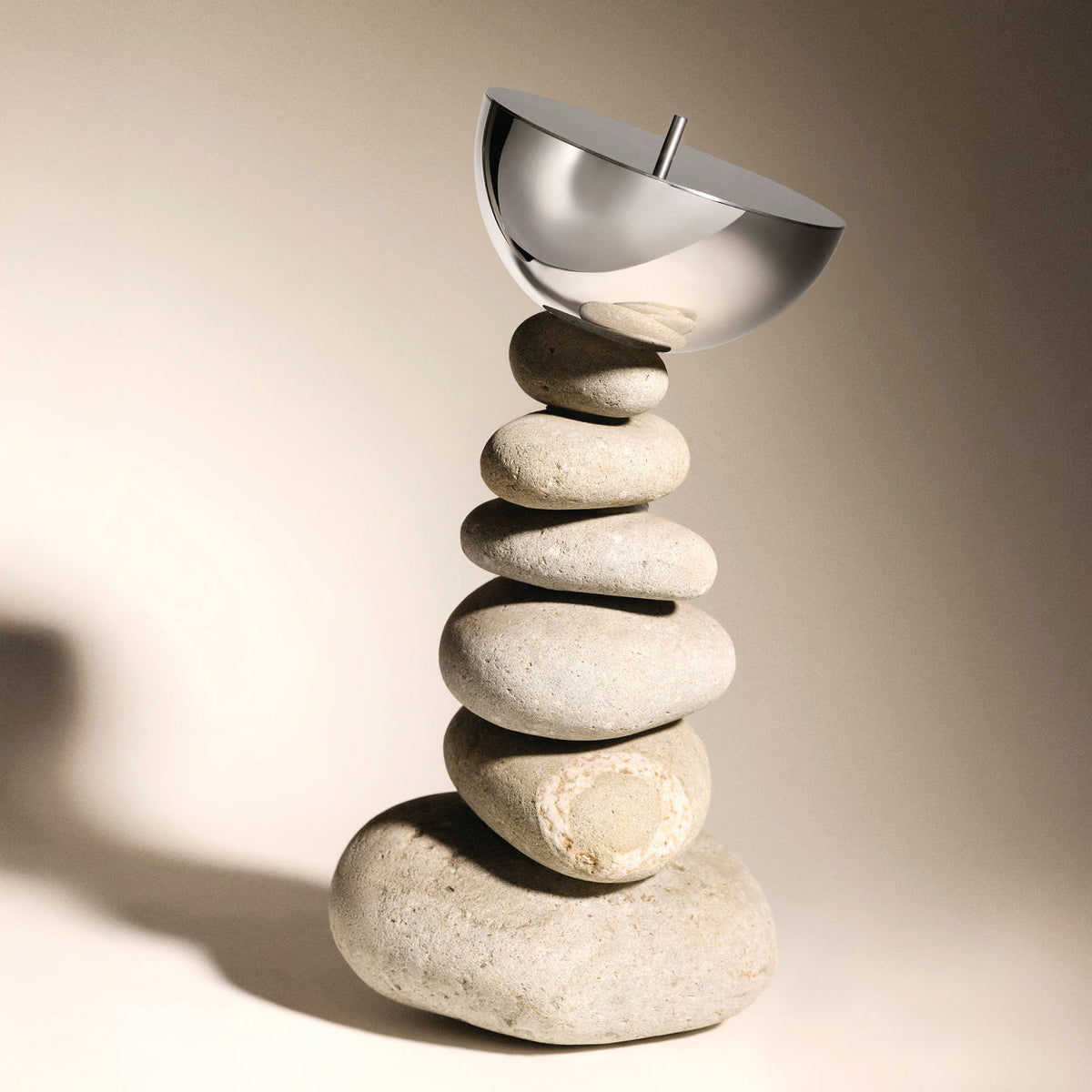 Alessi Rocc Bowl S, container schuin geplaatst met deksel, kantelbaar op standaard