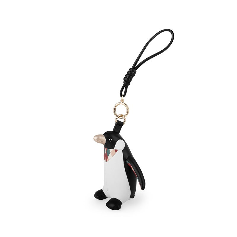 Zuny pinguïn hang-ornament, driekwart aanzicht met gouden ring en zwart koord.