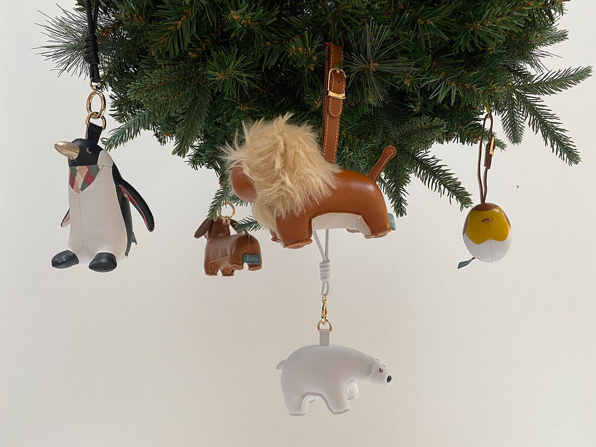 Zuny kerstreeks 2025: tassenhangers in diervorm naast elkaar, waaronder de pinguïn.