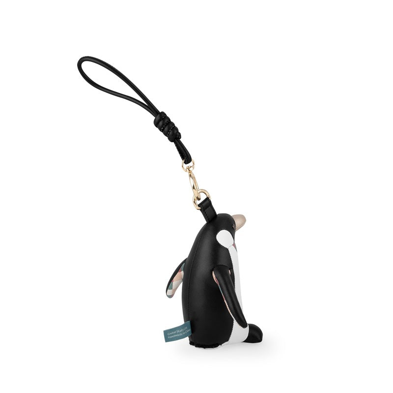 Achteraanzicht van de Zuny pinguïn bag charm in zwart-wit kunstleer.