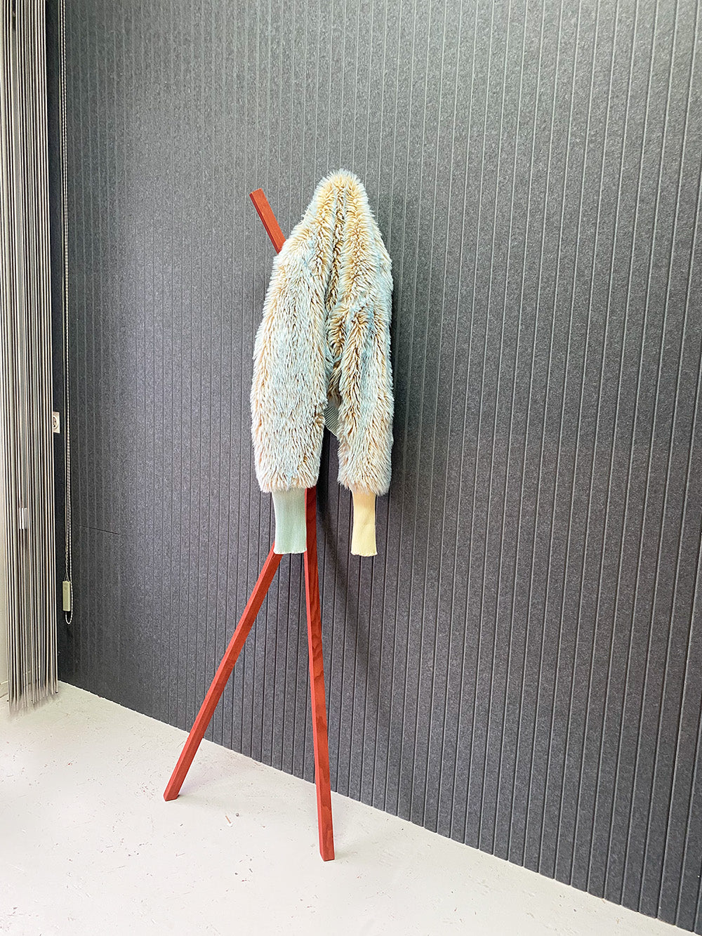 Leun-kapstok V2-Bilbao Vierkant in rood hout, met jas erover gehangen