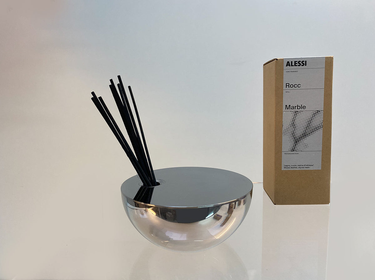 Alessi Rocc Marble diffuser: rvs container met stokjes naast de verpakking