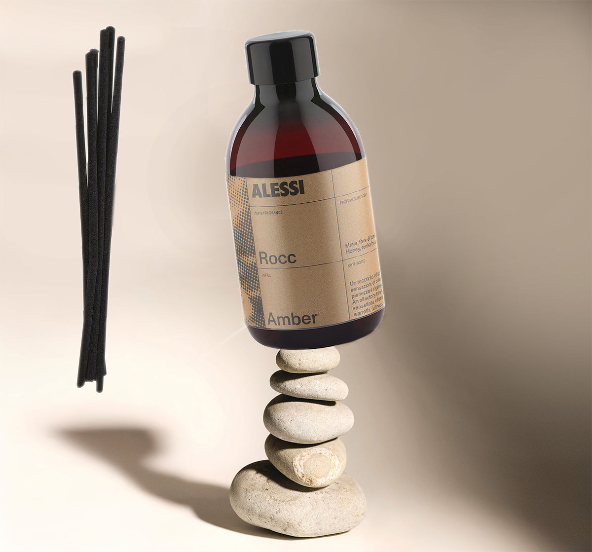 Alessi Rocc navulling Amber met zwarte stokjes, amberkleurige fles met label