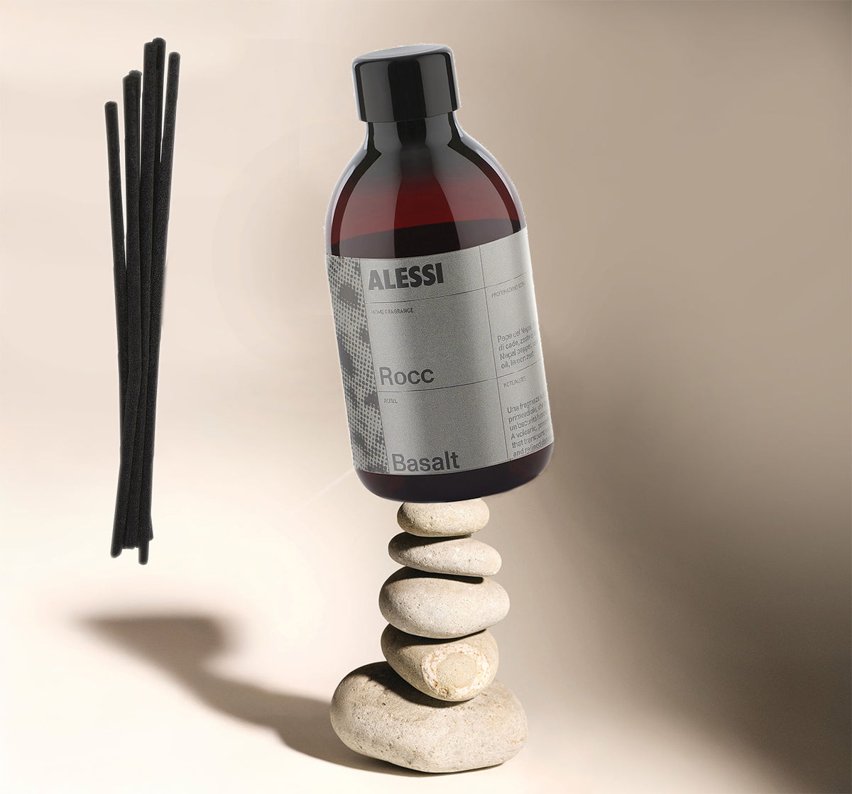 Rocc Refill Basalt van Alessi, geurflacon met zwarte stokjes op stenen voet