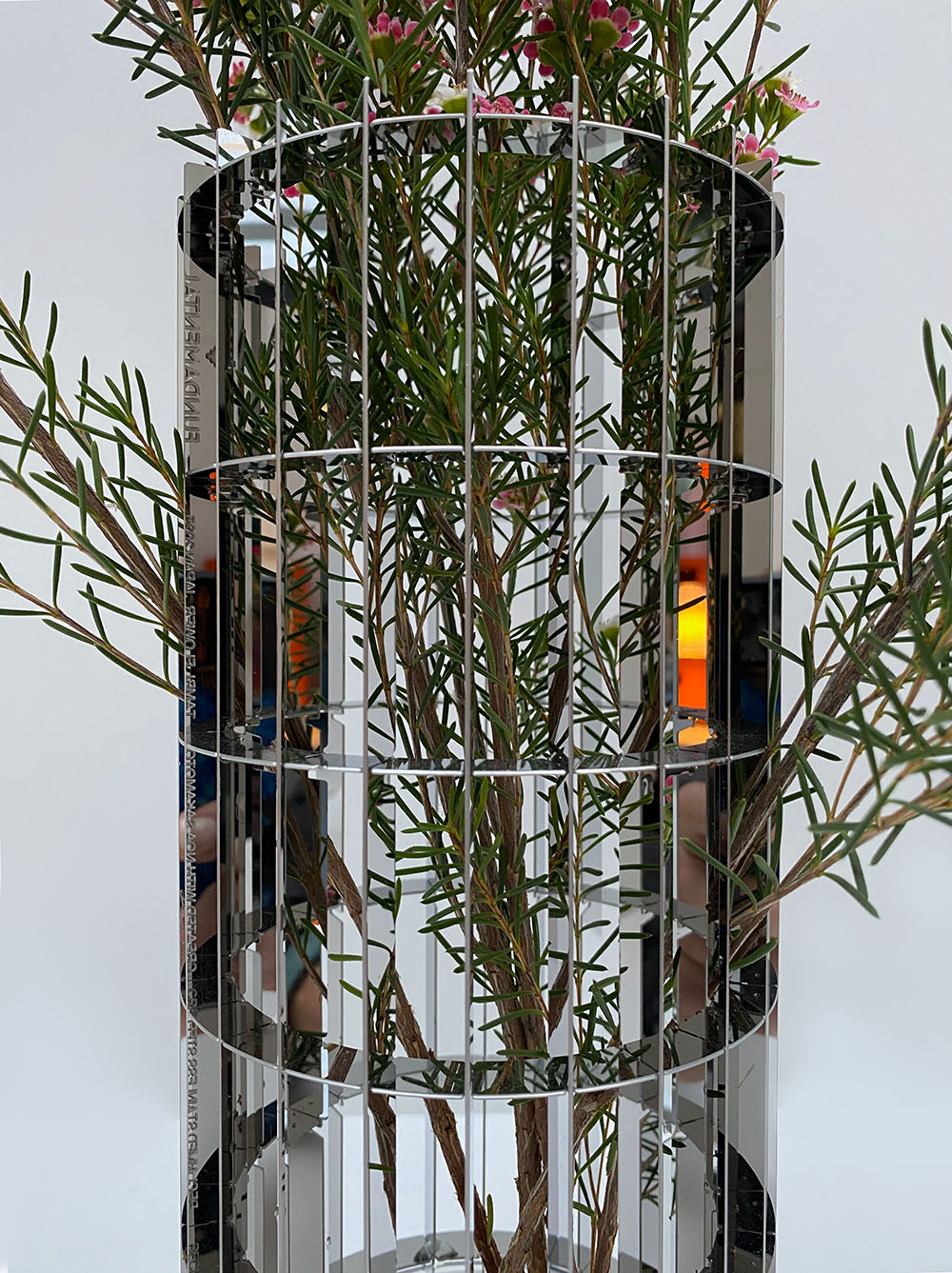 Detail van het glaswerk van de grote Gravity-vaas, met bloementakken erin.