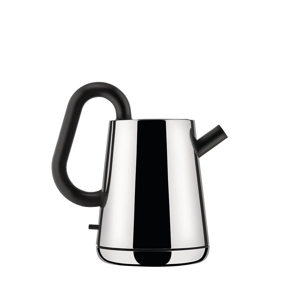 Little Toru elektrische waterkoker van Alessi, front met zwart handvat en tuit rechts.
