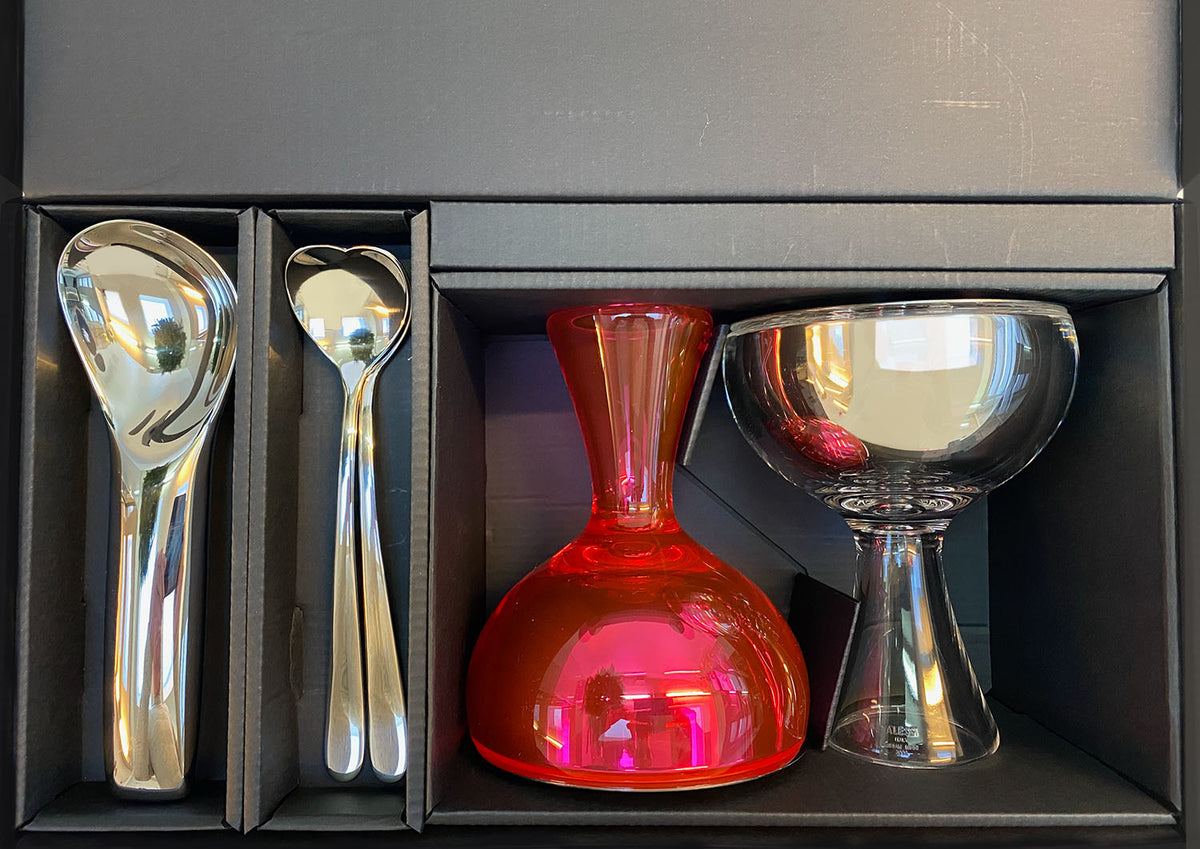 Onderdelen van de giftset: ijscoupes in helder en fuchsia met hartlepels en ijsschep, bovenaanzicht