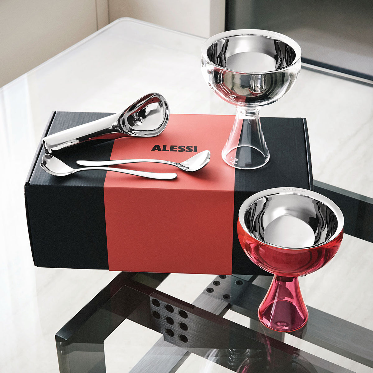 Giftset Alessi Big Love met ijscoupes in helder en fuchsia, hartlepels en ijsschep op de geschenkdoos