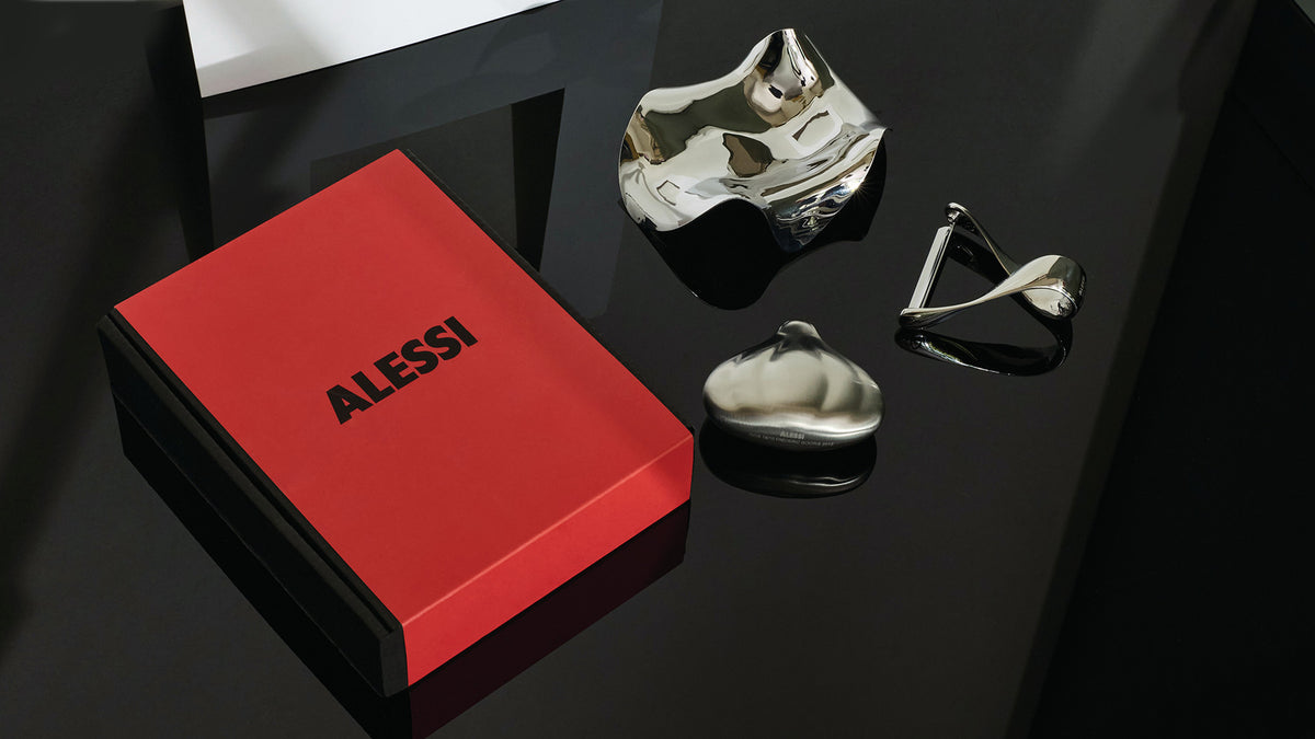 Nieuwe editie giftset: doos en drie keukenhulpjes op donkere ondergrond.