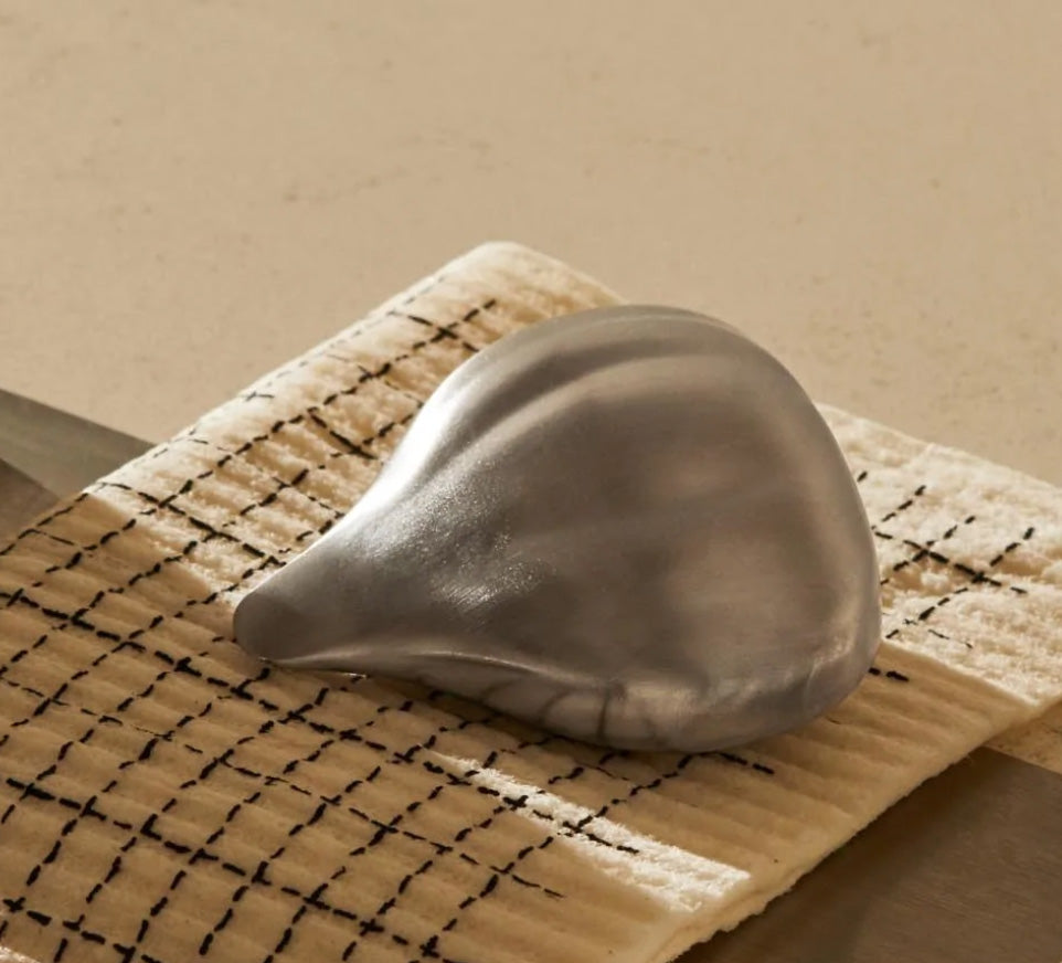 Metalen zeepje uit de giftset, detailopname.