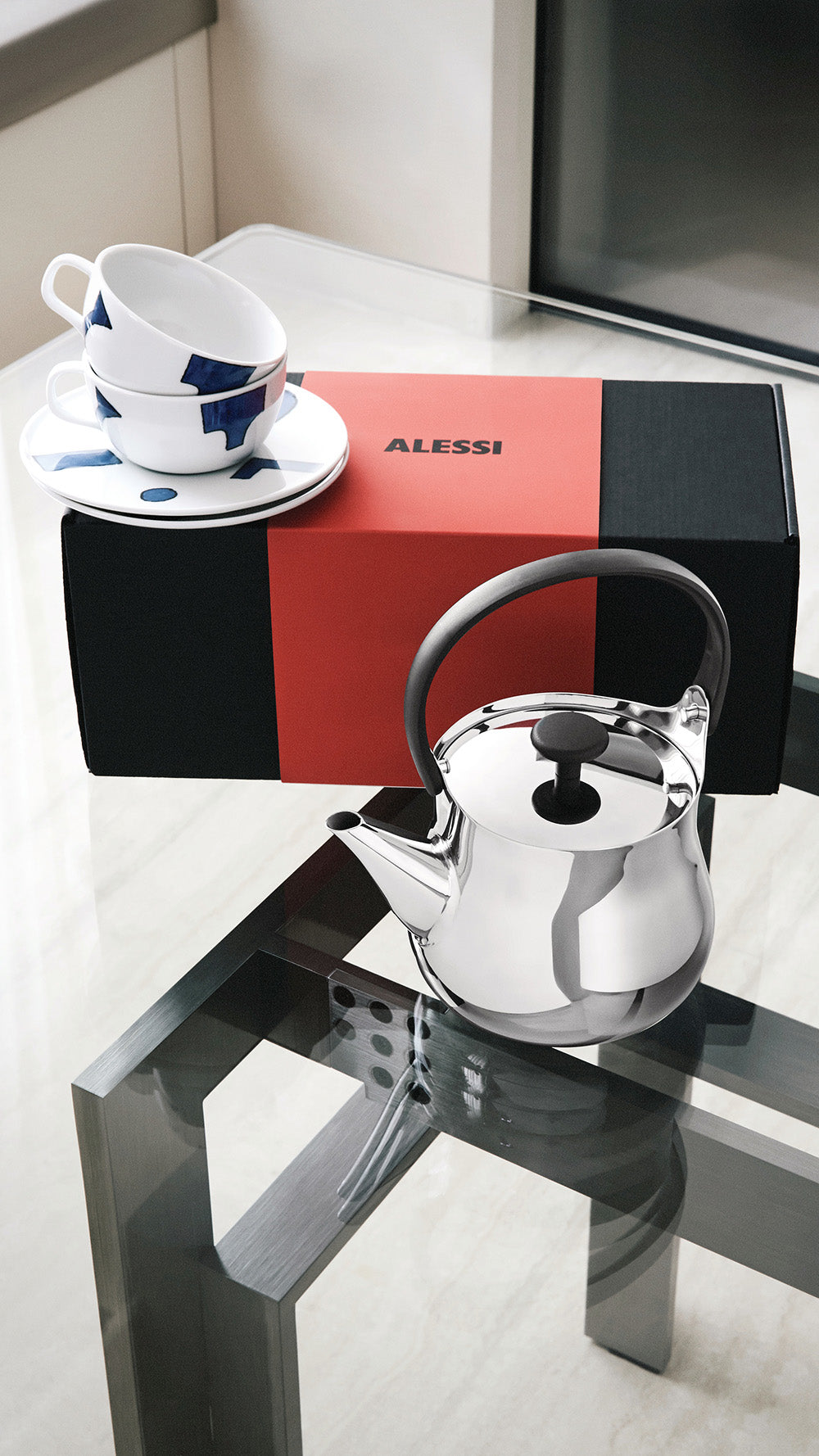Giftset CHA & ITSUMO met theepot en theekop met schotel, decor yunoki, naast de verpakking.