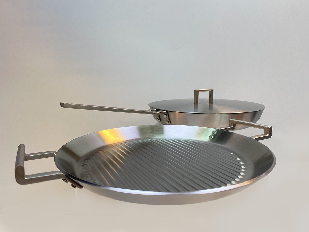 Convivio grillpan van Alessi met bijpassend deksel ernaast