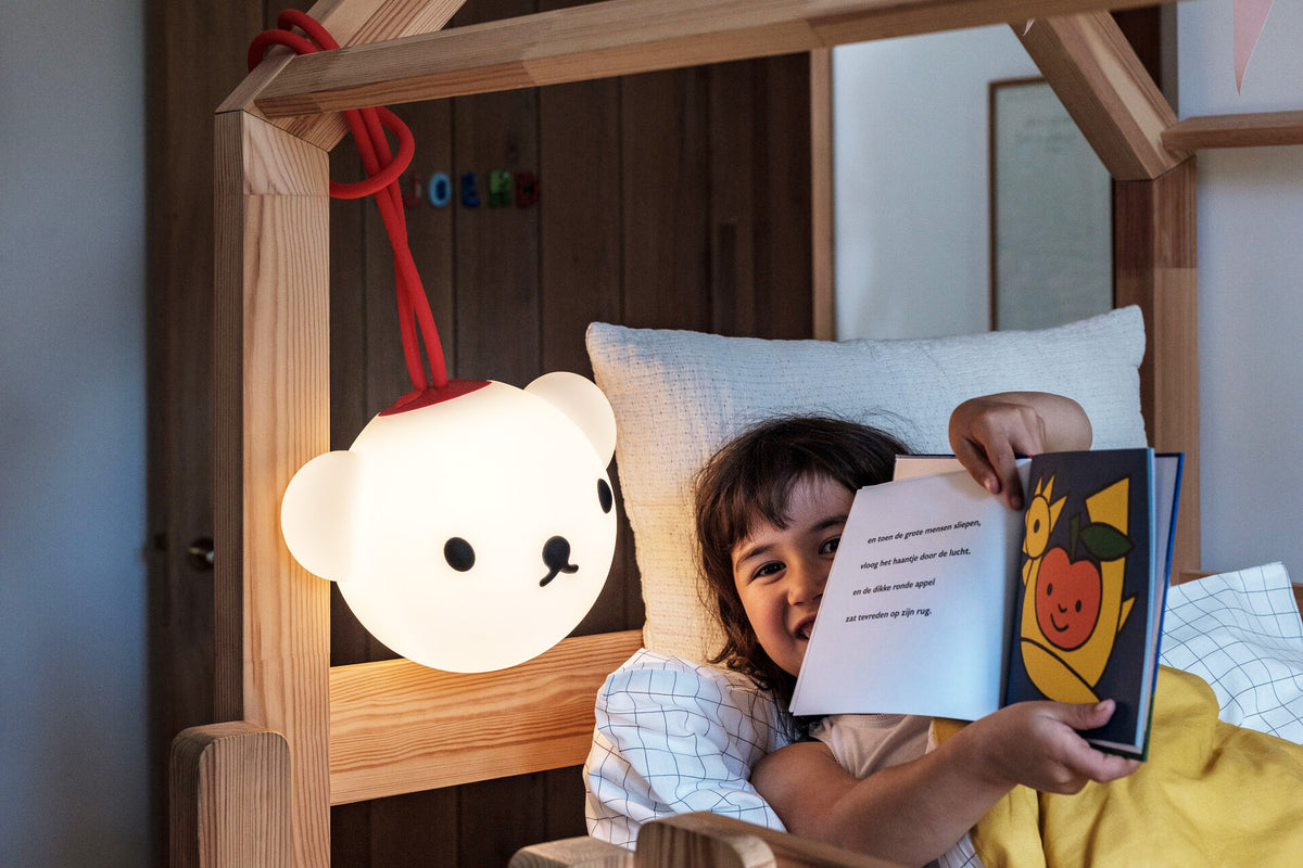 Fatboy Bolleke Boris hanglamp in gebruik bij een kinderbed
