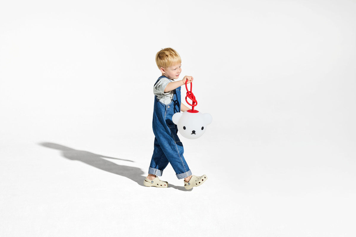 Fatboy Bolleke Boris pendant lamp, carried by a child