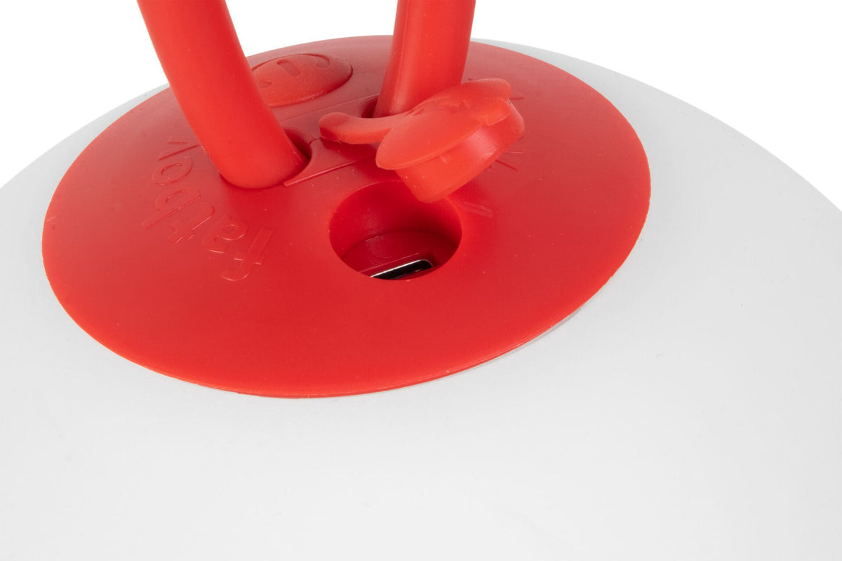 Detail van de onderkant met usb-c aansluiting van de fatboy Bolleke lamp
