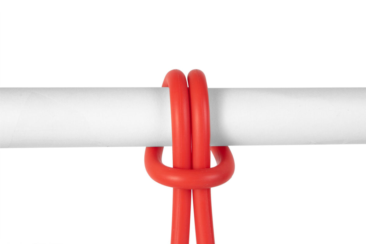 Detail van het rode ophanglusje van de fatboy Bolleke lamp