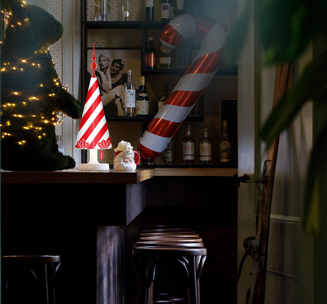 Fatboy Edison the Petit tafellamp met kerst treetopper, brandend in gebruik