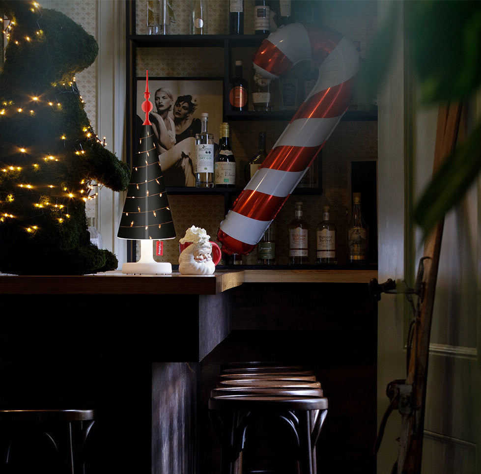 Edison the Petit tafellamp met treetopper, brandend op een bar