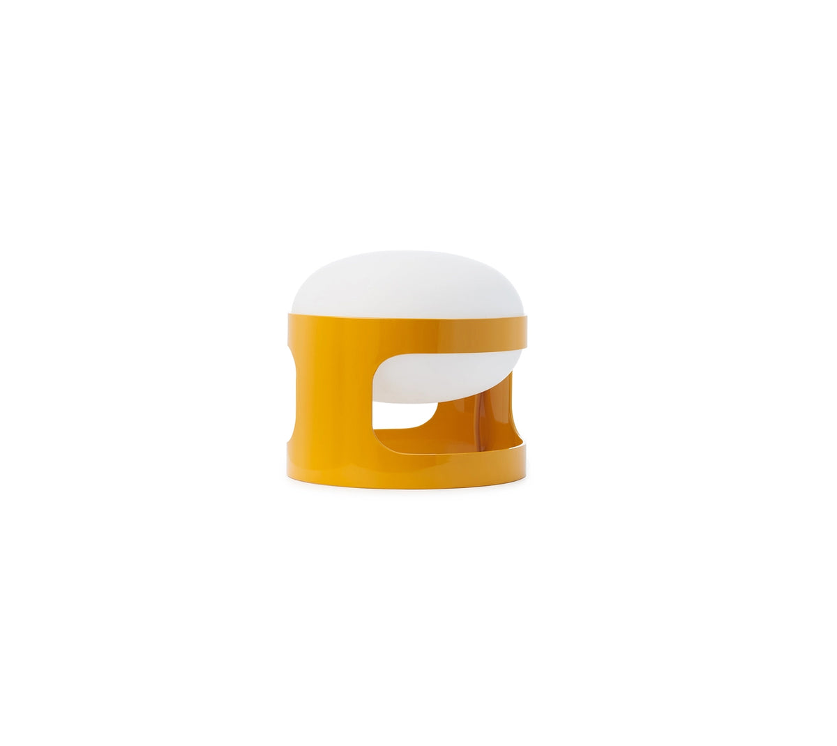 Kartell tafellamp KD28 in mosterdgeel, zijaanzicht met matte koepelvormige diffuser