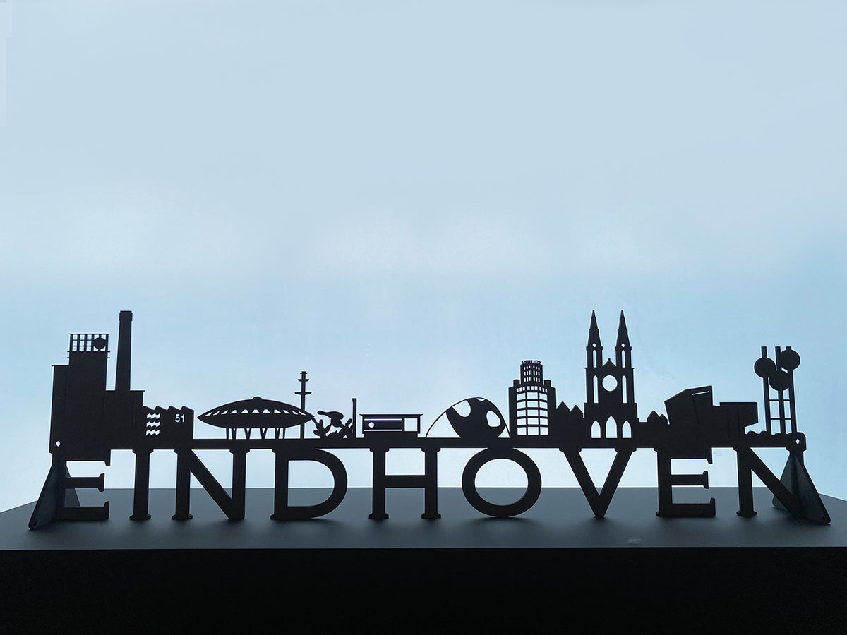 Skyline Eindhoven, kleine skyline van zwart hout, staand op voetstuk