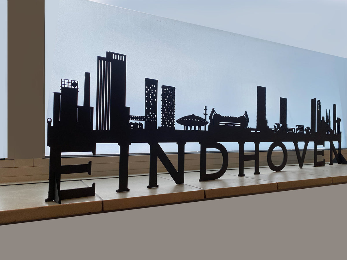 Schuine hoek op de zwarte MDF skyline Eindhoven met losse letters