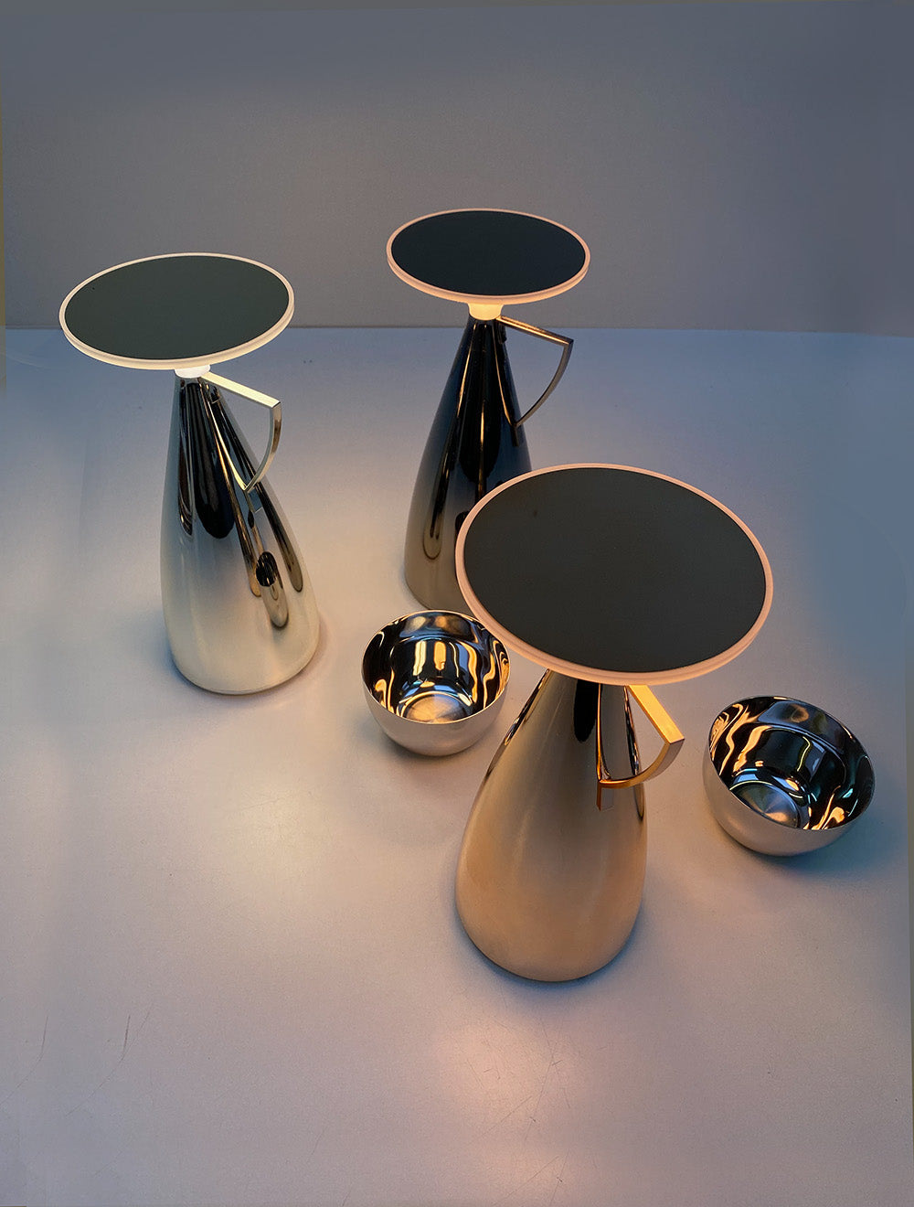 Drie Camomille tafellampen van Kartell in metallic kleuren, brandend