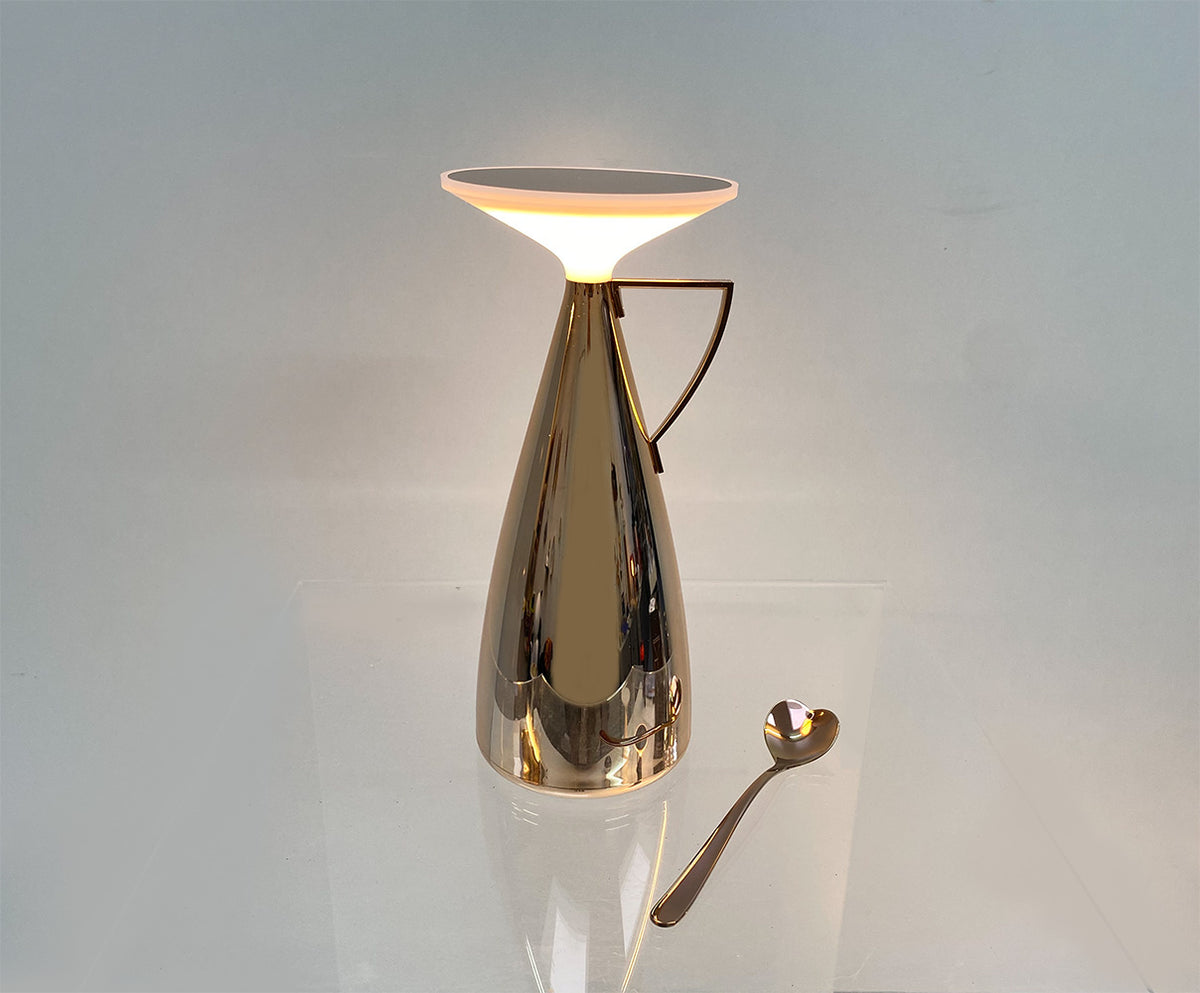 Kartell Camomille tafellamp, zijaanzicht met lepel als maatindicatie