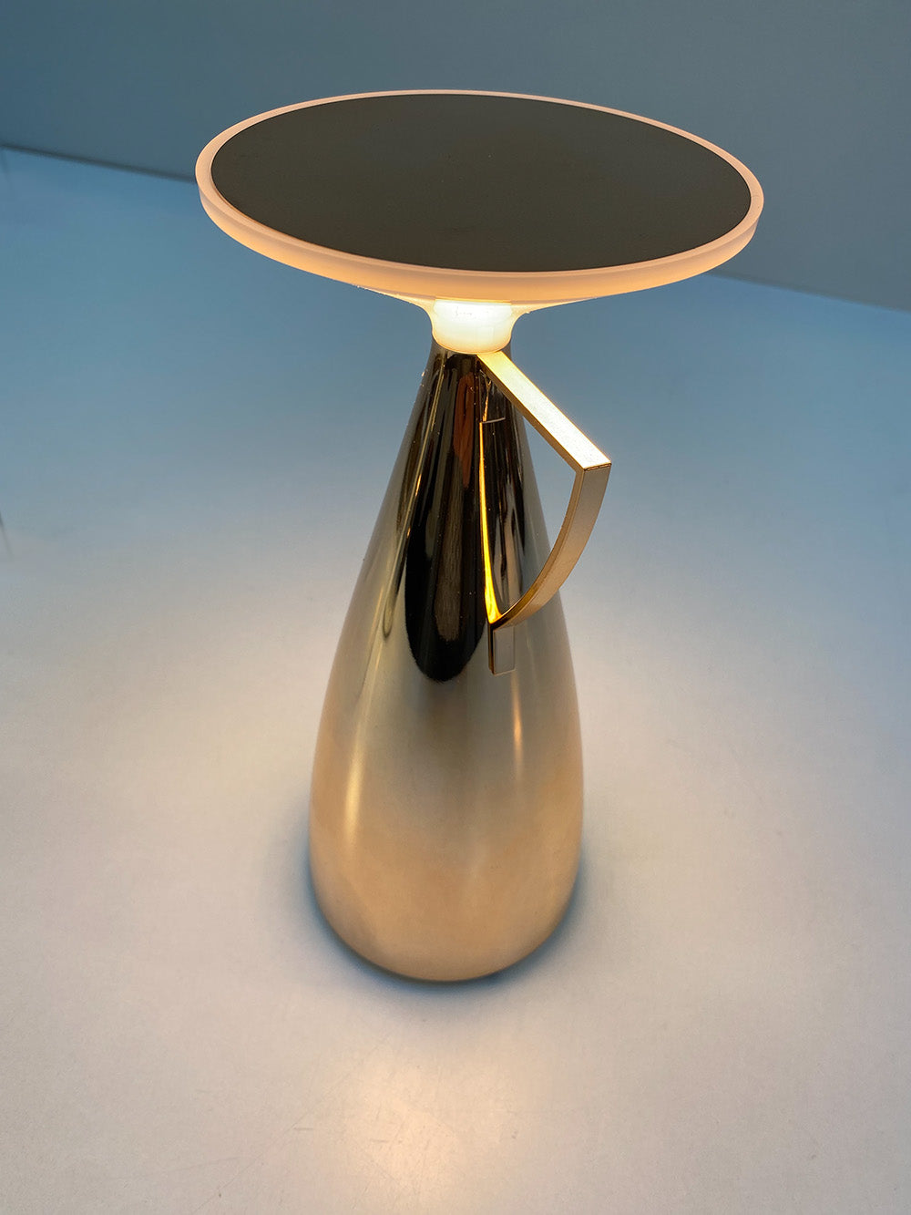 Kartell Camomille tafellamp, bovenaanzicht met brandend licht