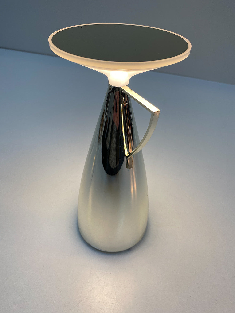 Camomille tafellamp van Kartell, bovenaanzicht met brandend licht