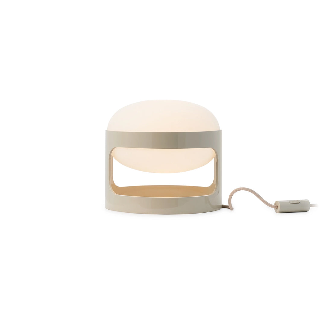 KD28 tafellamp van kartell in taupe, ontworpen door Joe Colombo, met brandend licht