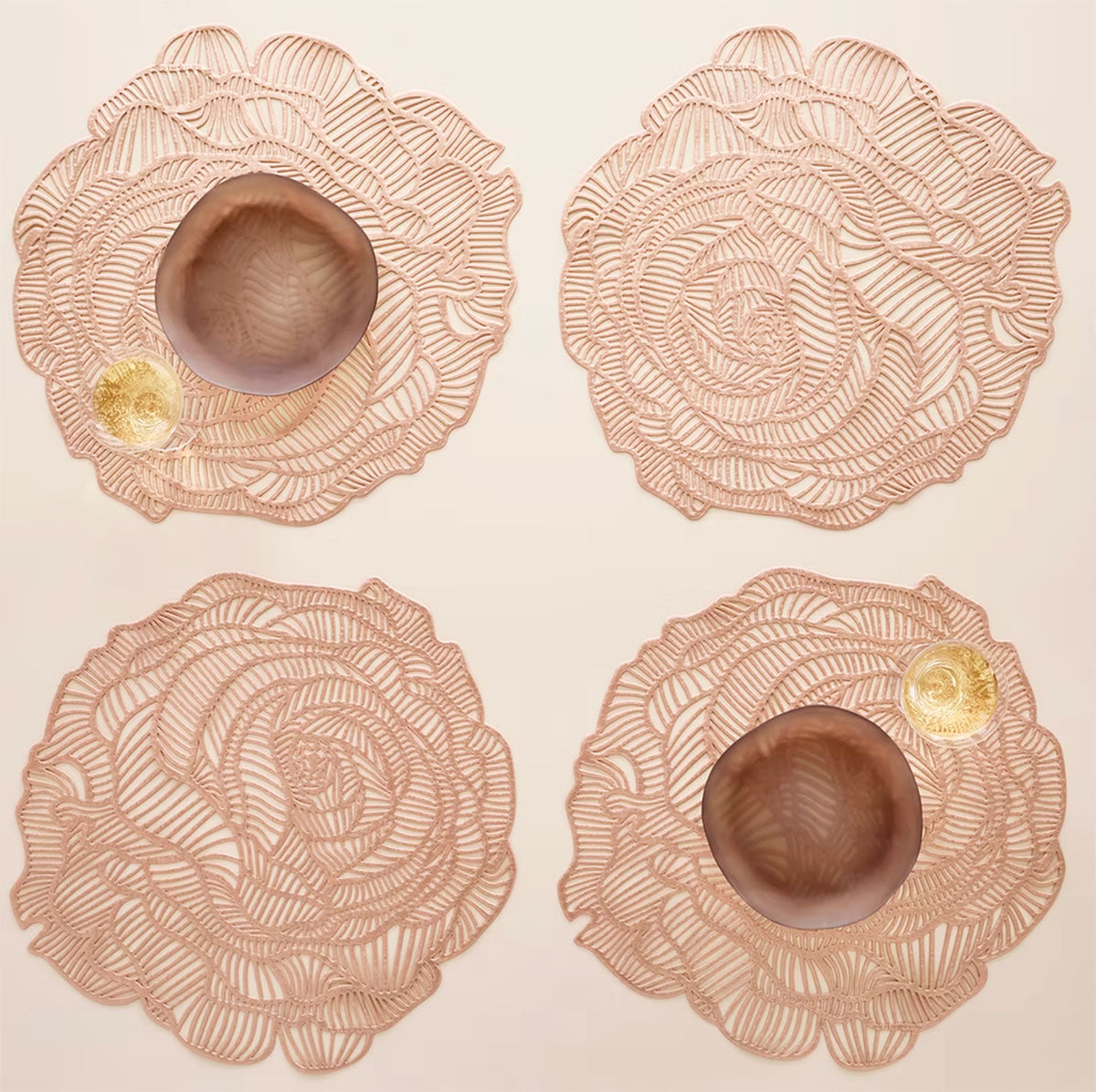 Overzicht van vier Chilewich placemats in roosvorm, rosé-goud