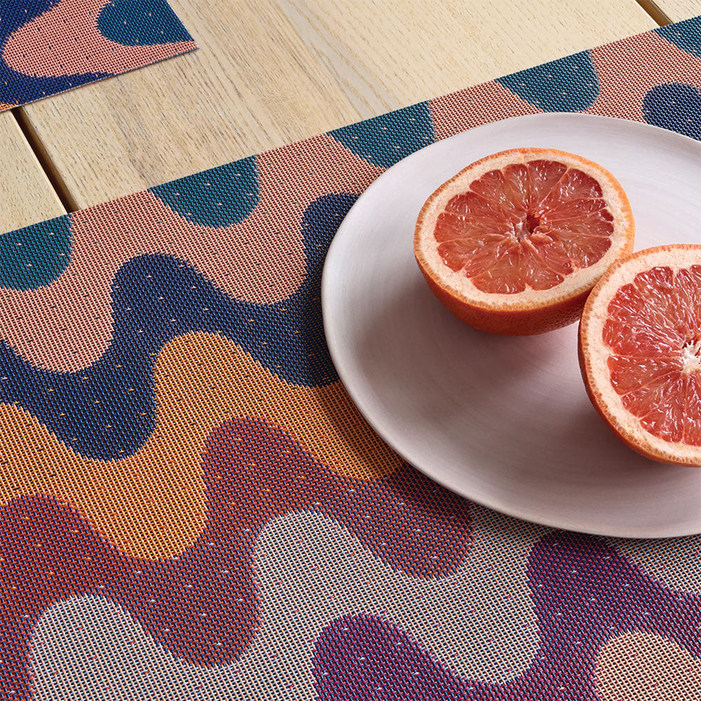 Placemat van Chilewich in roze, oranje en blauwe tinten, detail met grapefruit