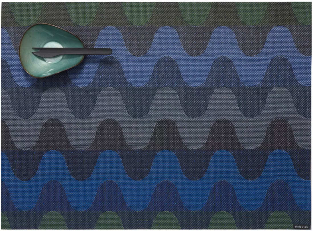 Chilewich Wiggle-Deep Sea placemat, rechthoekig, in heldere blauwe en zwarte tinten, met schaaltje erop