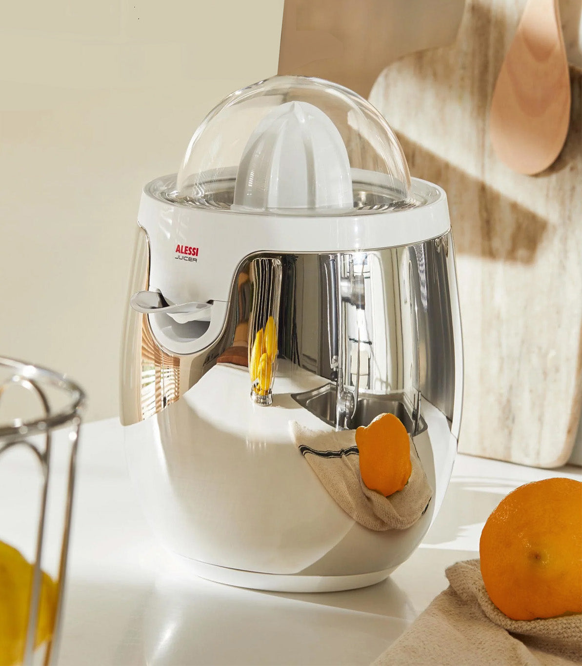Alessi elektrische citruspers, wit met glanzend metalen voetstuk, van Stefano Giovannoni